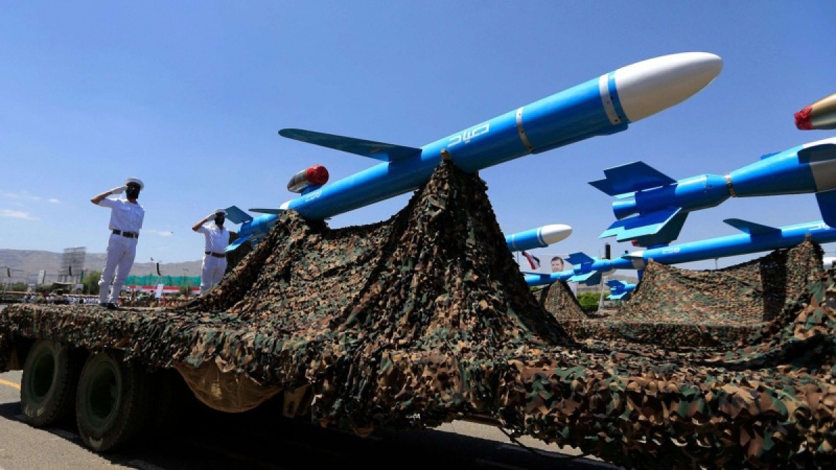 The Houthis fire two missiles from Hodeidah towards the southern Red Sea