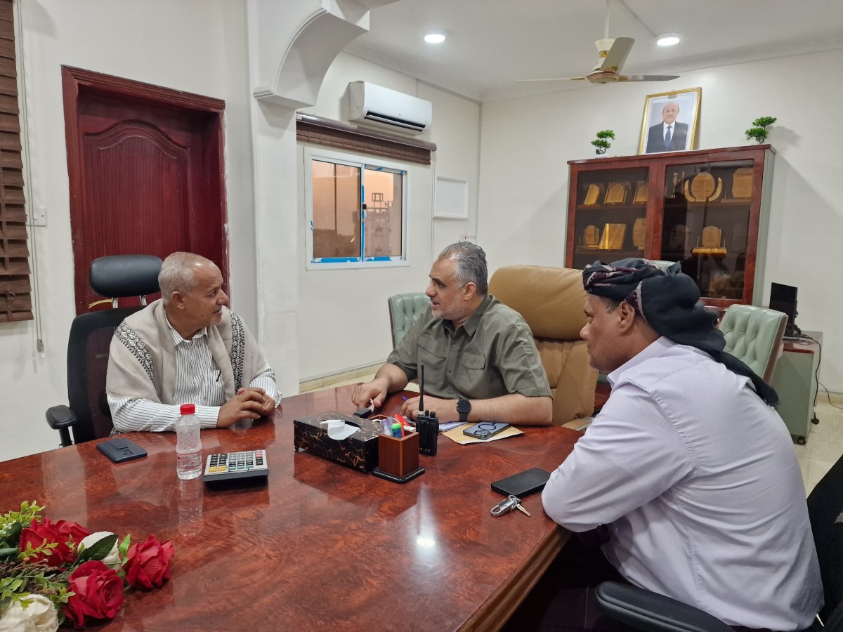 Almas discusses the needs of Socotra Governorate for road maintenance projects