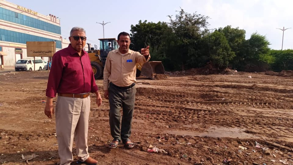 The Cleaning Fund in Aden completes the work of filtering and removing waste on the central island (Zuki Tour - Buhaira)