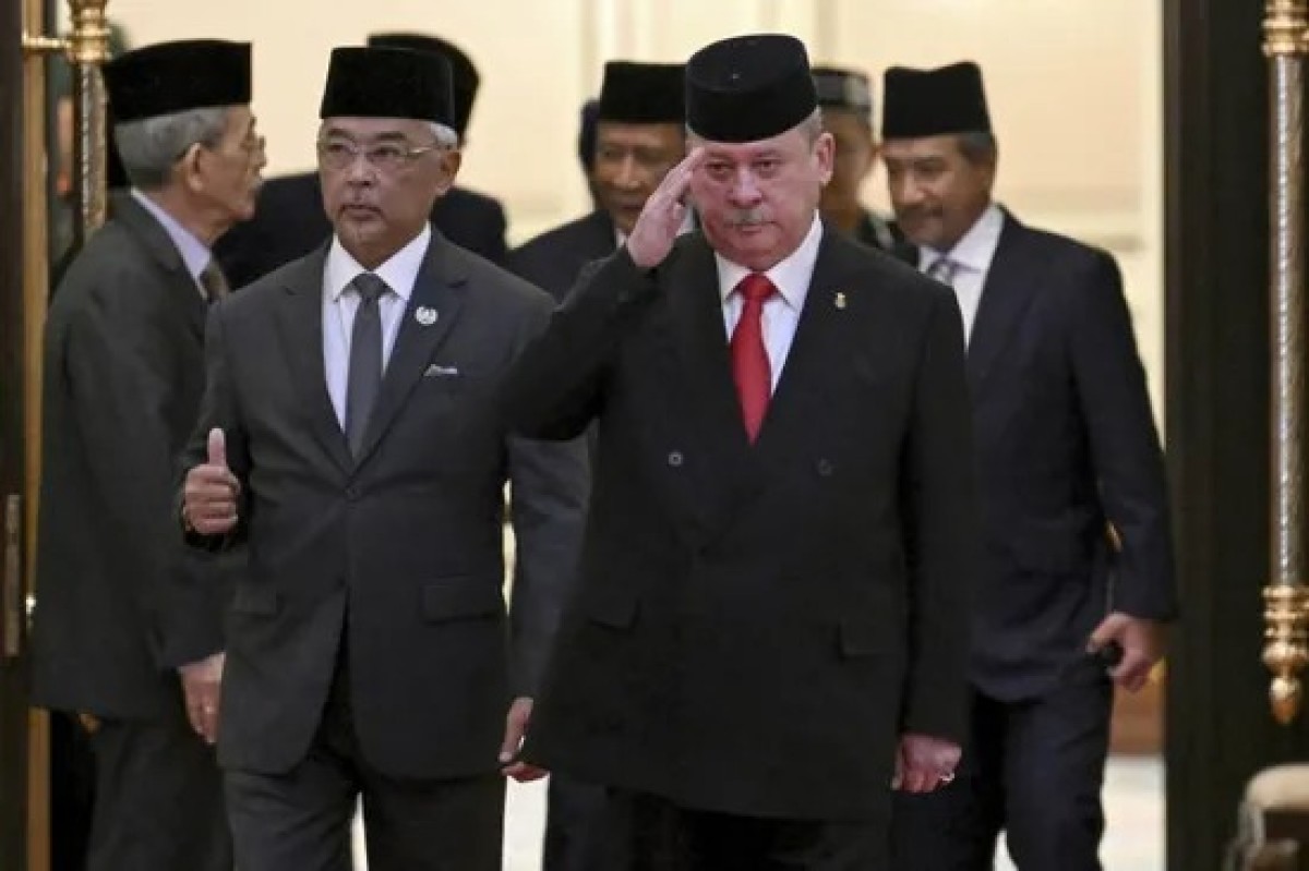 Malaysia installs a new king