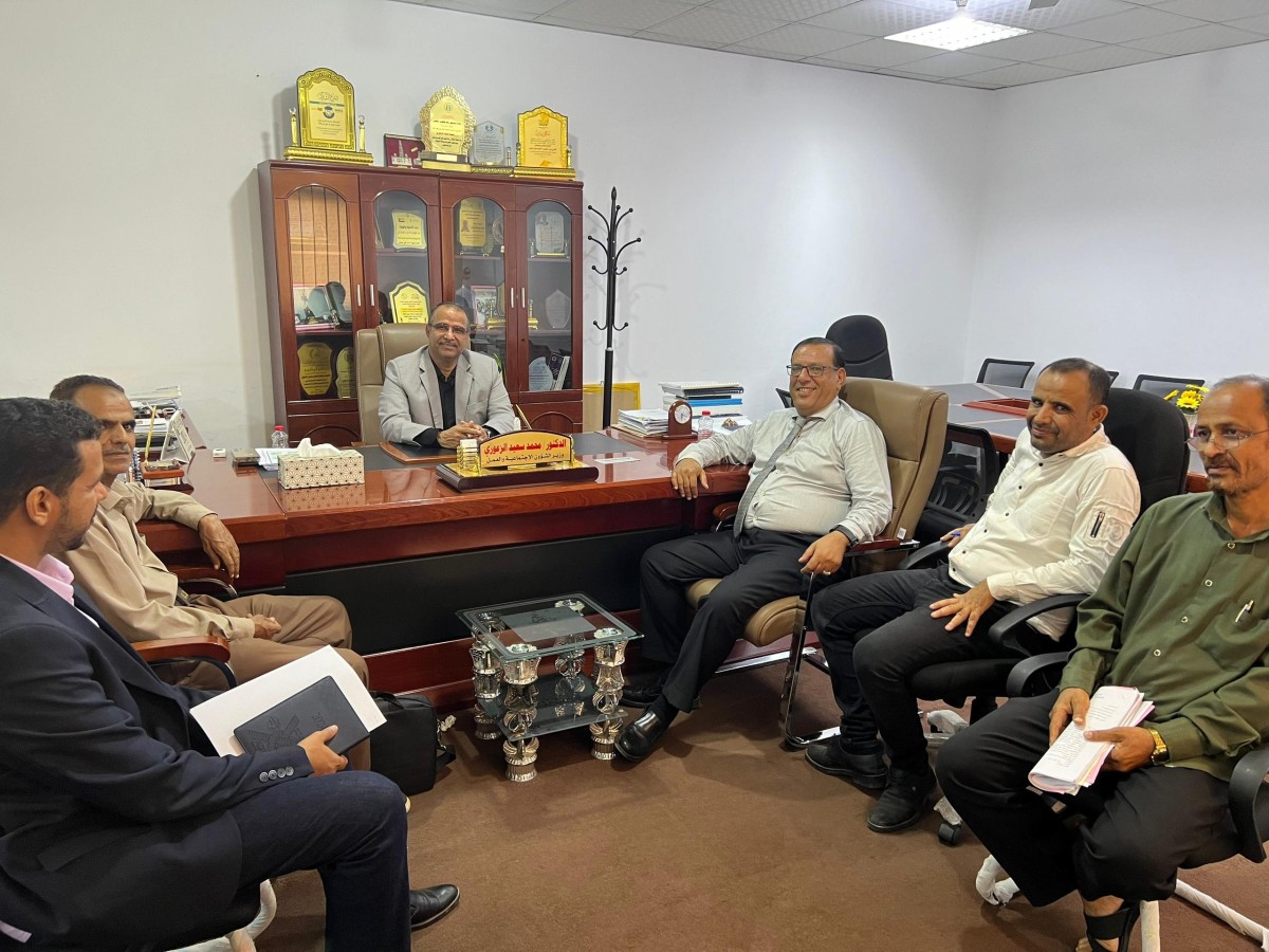 Minister Al-Zaouri discusses with the Dean of the College of Education in Al-Dhalea the reasons for students’ reluctance to attend the university