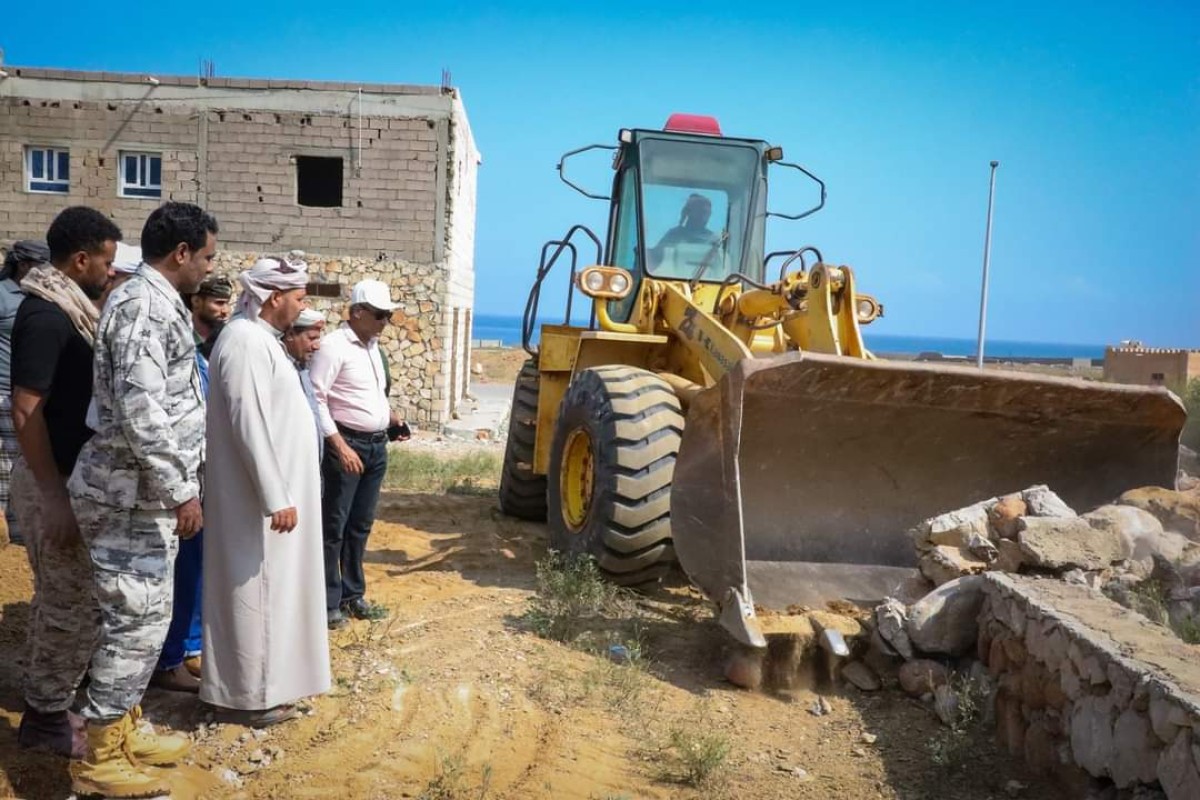 Socotra.. Removal of random buildings on public streets in the city of Hadiboh