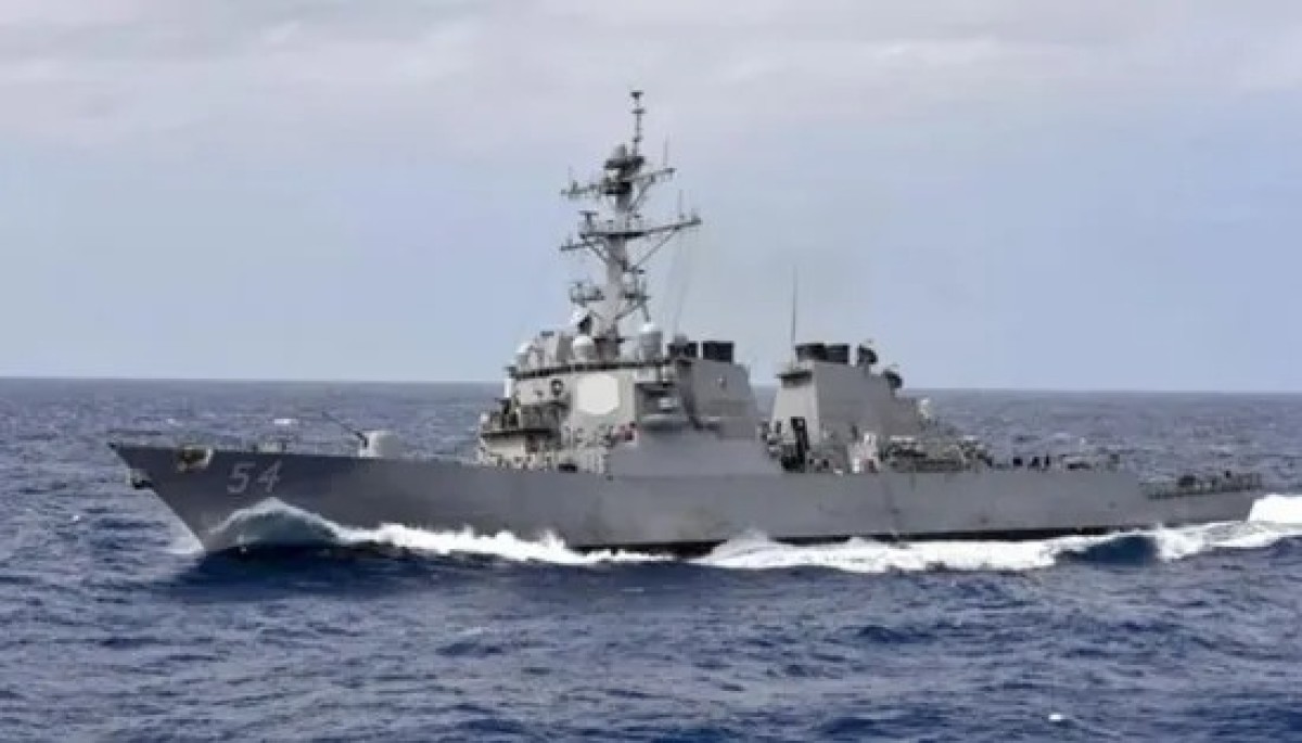 An American destroyer confronts a Houthi missile in the Gulf of Aden