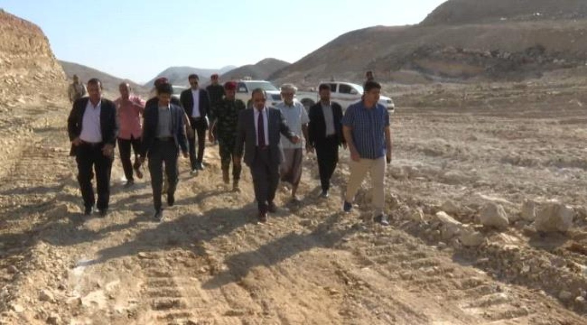 The Governor of Hadramaut inspects work on the “Al-Ghalila - Al-Maqlab - Ambikha” road project