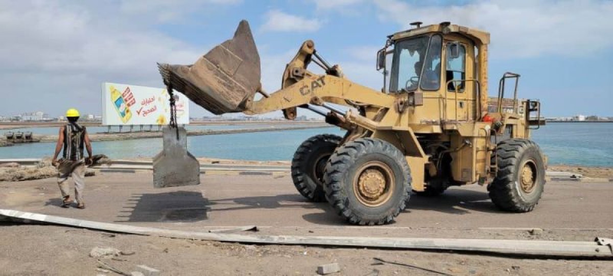 Reopening the sea road in the capital, Aden, to vehicle traffic after rehabilitating rainwater drainage channels