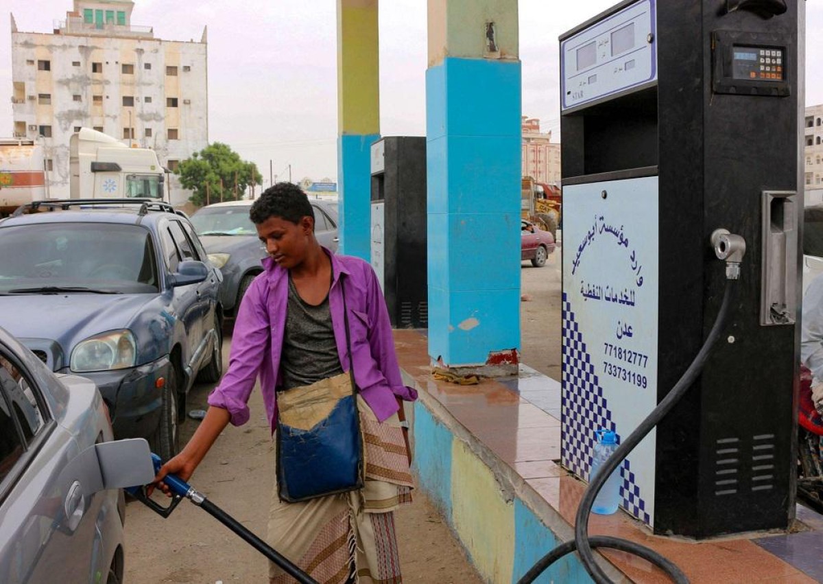 Announcing the increase in gasoline prices in Aden