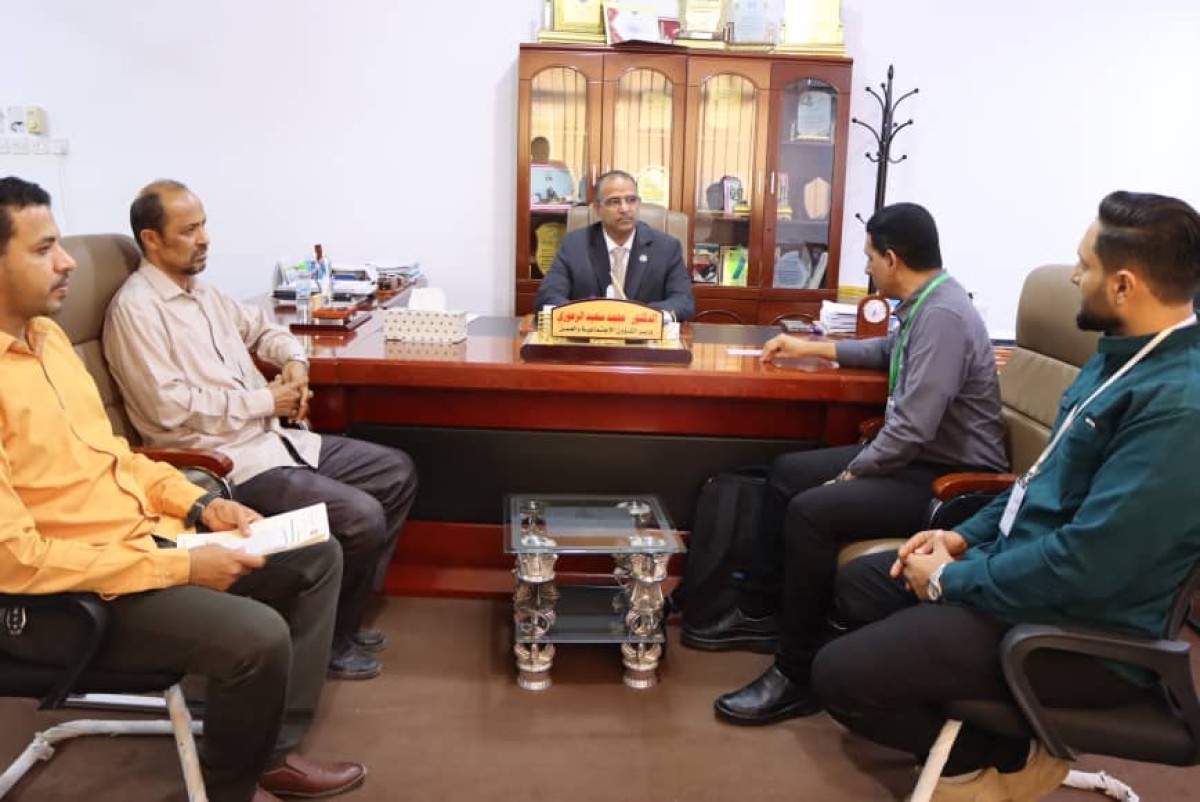 Minister Al-Zaouri meets with the Director General of the Malaria Control Program at the Ministry of Health and Population