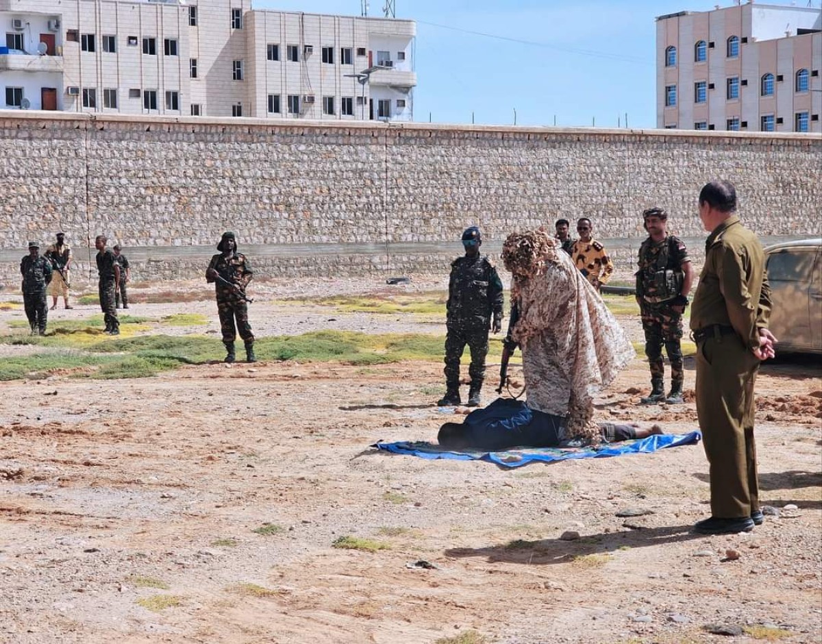 Implementation of a death sentence by firing squad against a convict convicted of murder in Al-Mahra