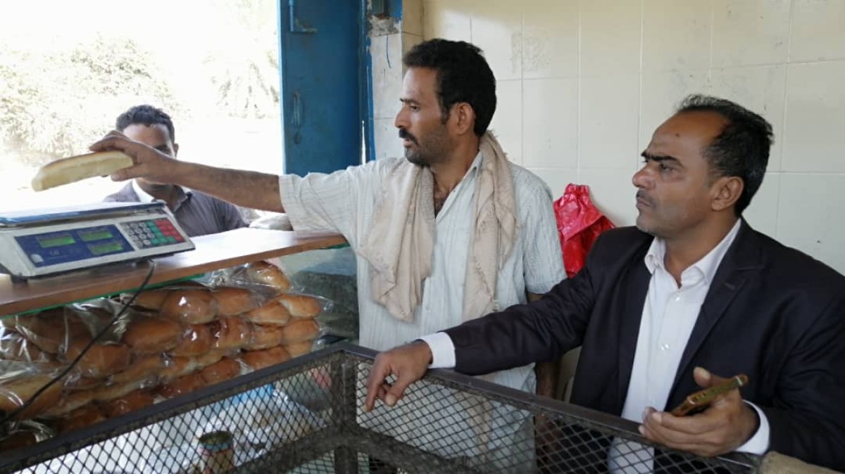 The local authority in Khor Maksar orders the seizure of bakeries that violate the “roti” pricing.