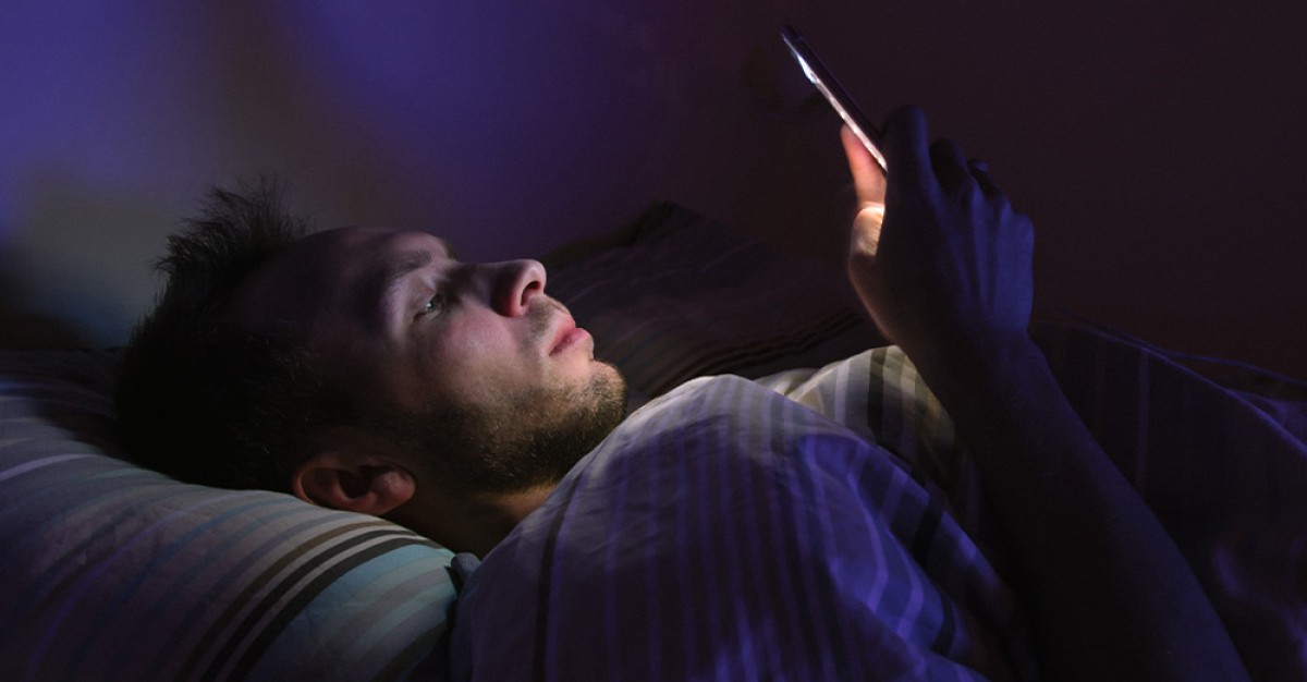 How does excessive screen time before bed damage the brain?