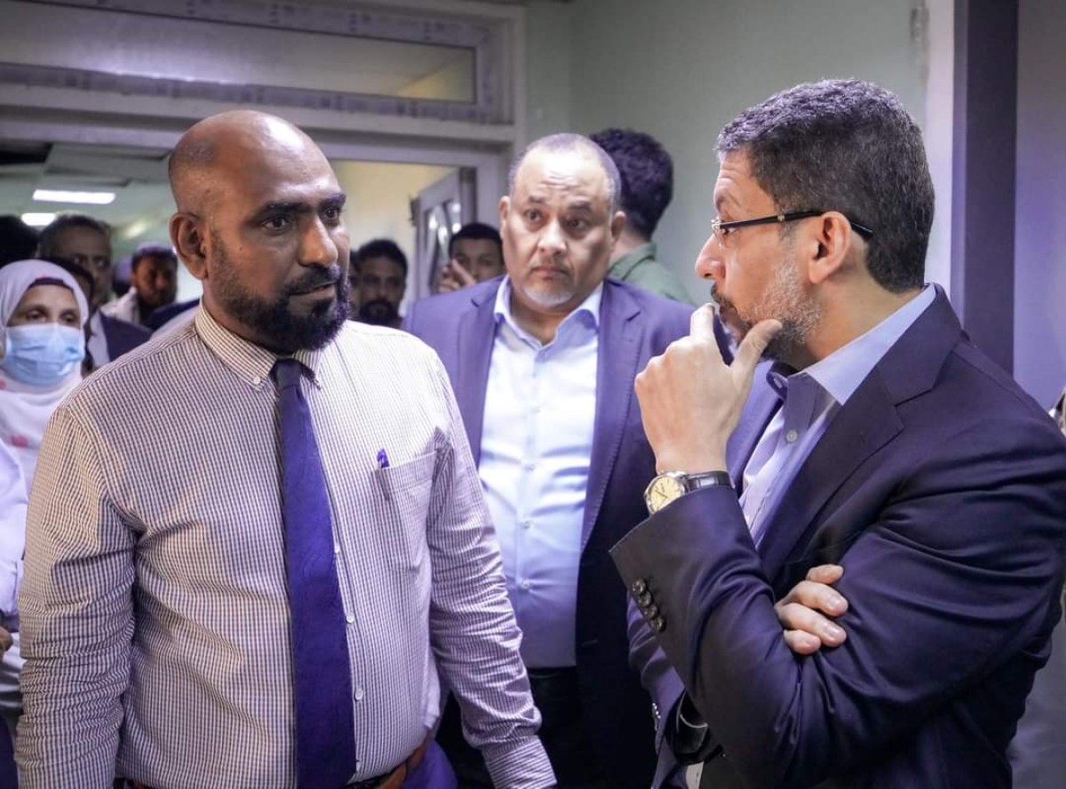 The Prime Minister visits Al-Jumhuriya Hospital in Aden and reviews the conditions of patients and the condition of the hospital