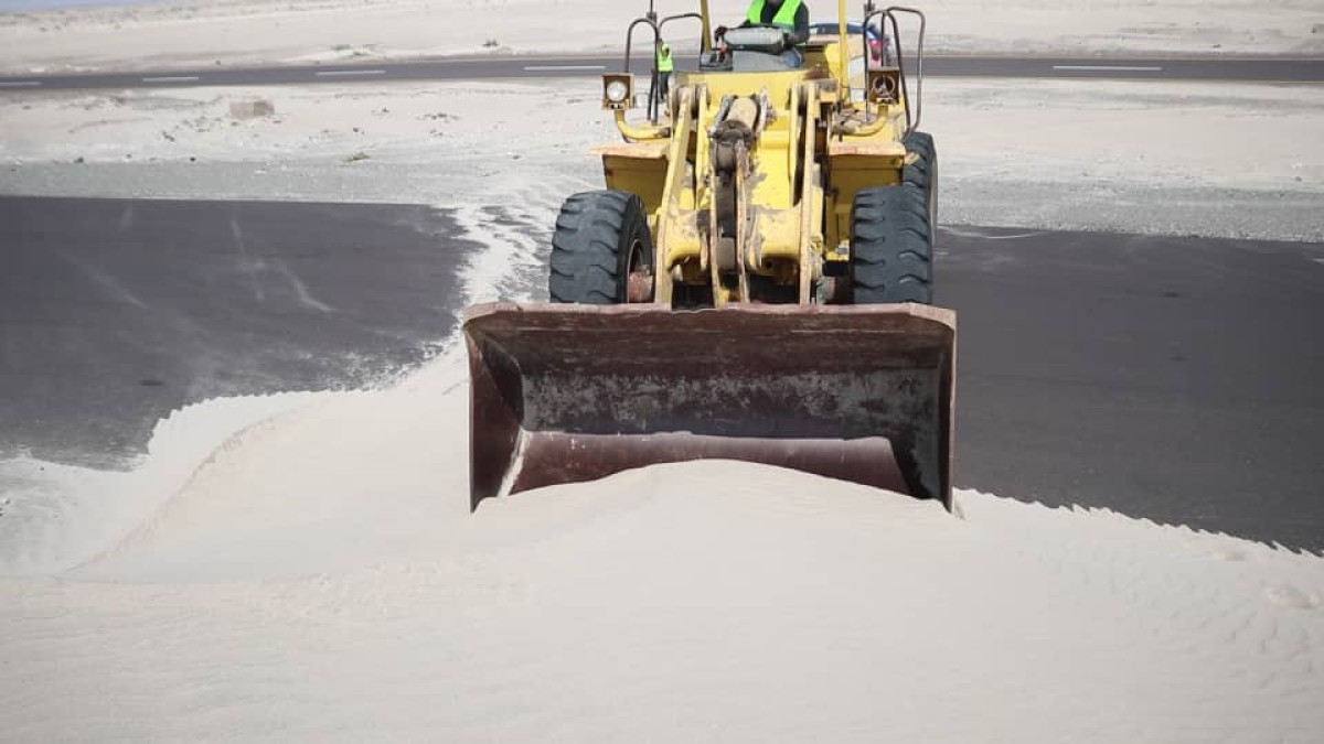 With funding from the Road Fund, technical teams resume sand removal work from Al-Alam Doufs Road in Abyan