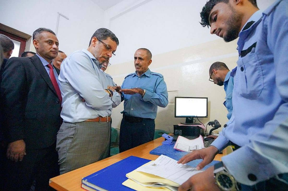 Bin Mubarak makes a surprise visit to Aden Passports to see how citizens’ transactions are completed