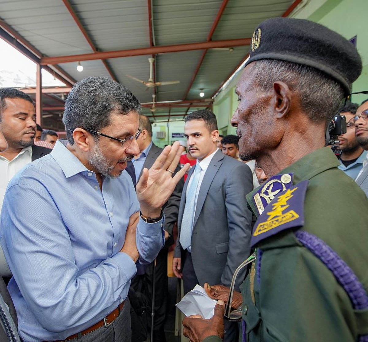 Bin Mubarak makes a surprise visit to Aden Passports to see how citizens’ transactions are completed