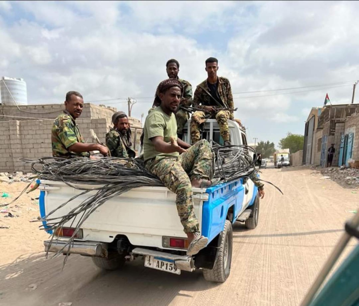 Aden Electricity teams carry out a campaign to disconnect the random and double connections "two lines" in Dar Saad