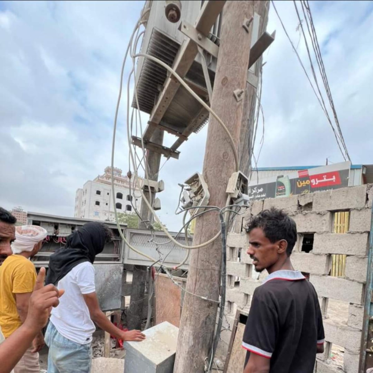 Aden Electricity teams carry out a campaign to disconnect the random and double connections "two lines" in Dar Saad