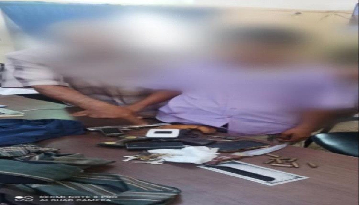 A suspect accused of theft crimes was arrested in possession of weapons and collectibles in Aden