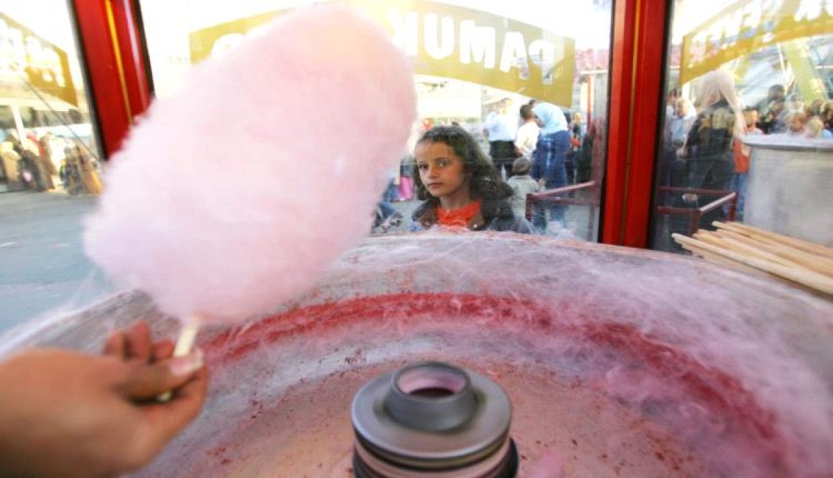 For a shocking reason.. India bans a famous sweet that is widely sold in Yemeni markets