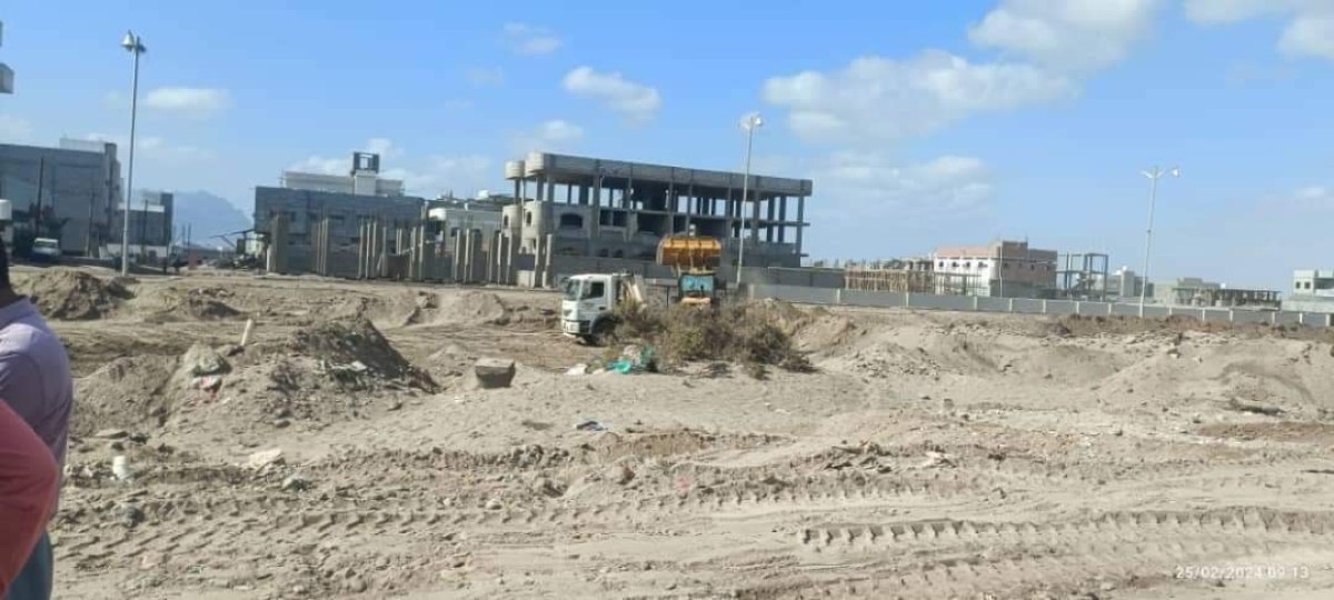 Waste removal work continues from the lake and the central island in Aden