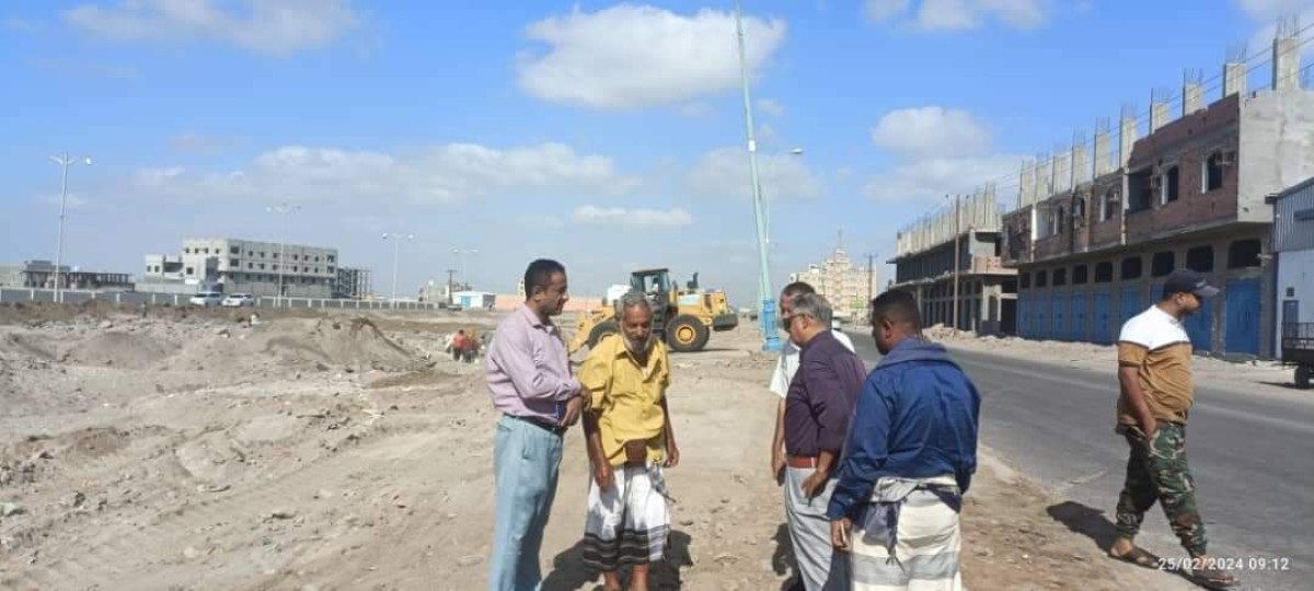 Waste removal work continues from the lake and the central island in Aden