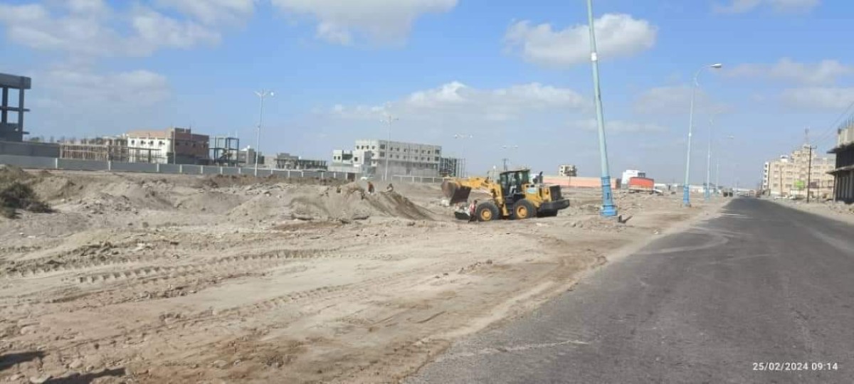 Waste removal work continues from the lake and the central island in Aden