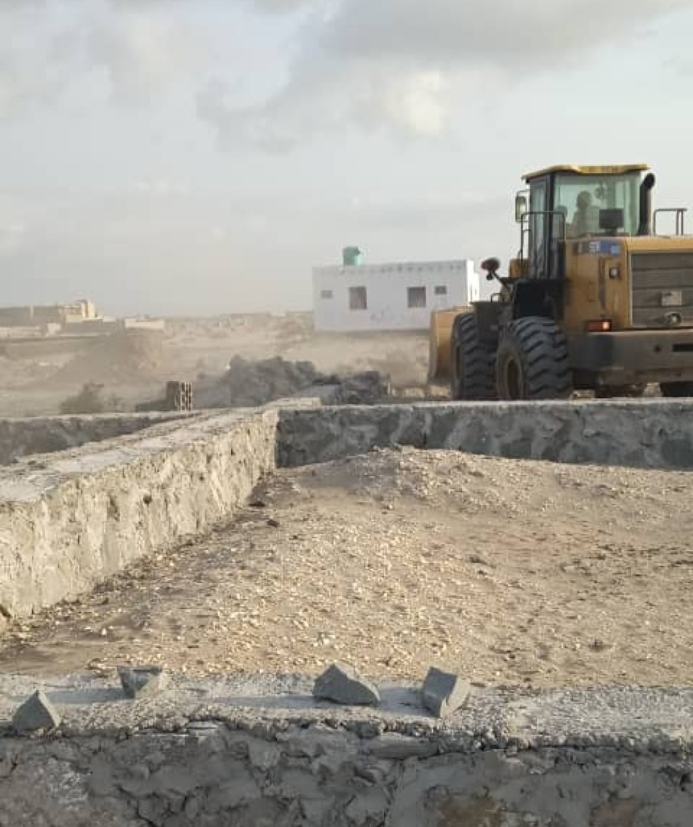 Removal of encroachments on lands designated for the construction of a kindergarten and secondary school in Khor Maksar