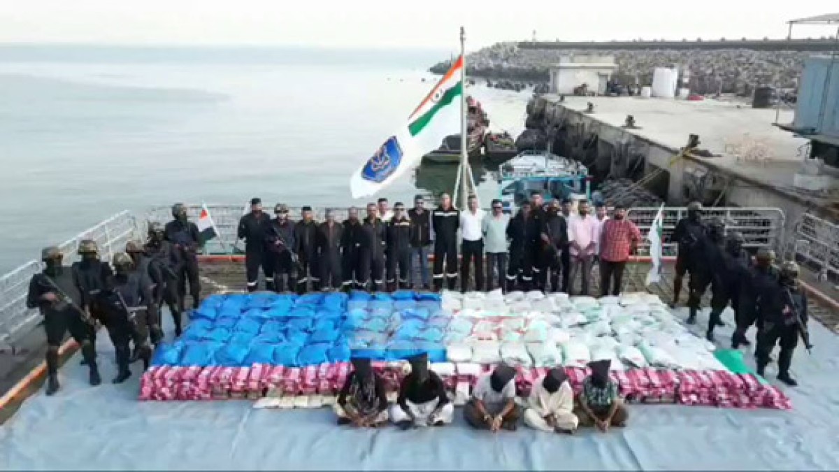 The Indian Navy seizes more than 3 tons of drugs in the Arabian Sea