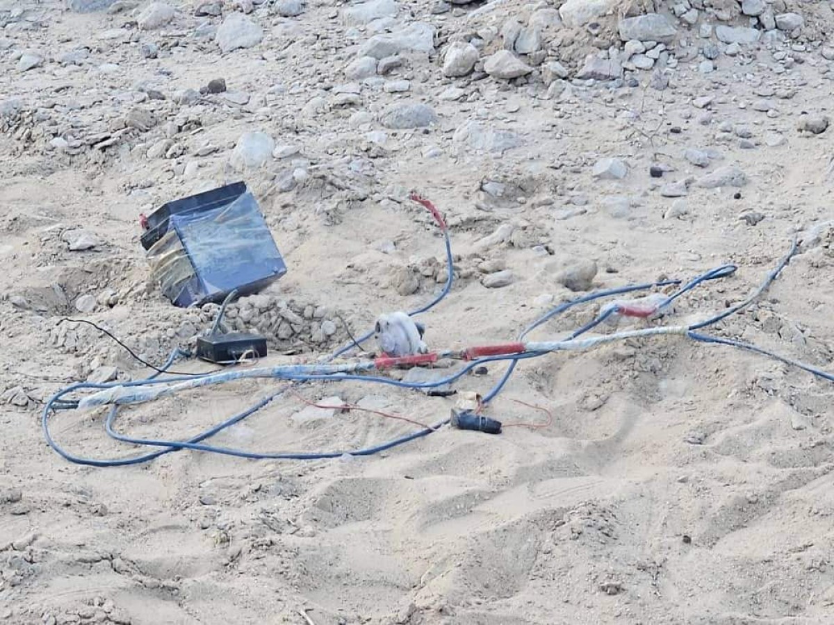 Dismantling an explosive device in Al-Mahfad District, Abyan Governorate