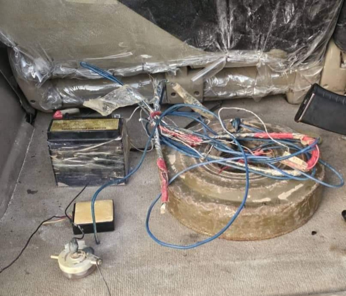 Dismantling an explosive device in Al-Mahfad District, Abyan Governorate