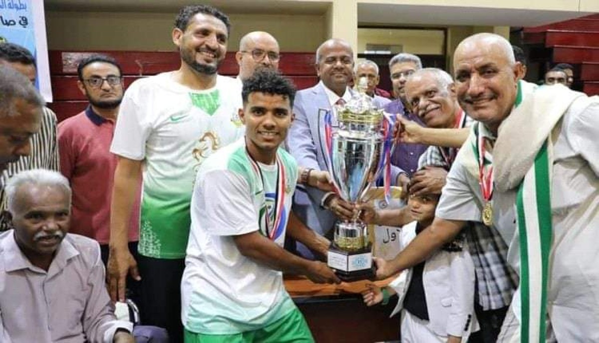 The Governor of Hadramaut congratulates the Al-Qatton Youth Club on winning the first division handball championship title