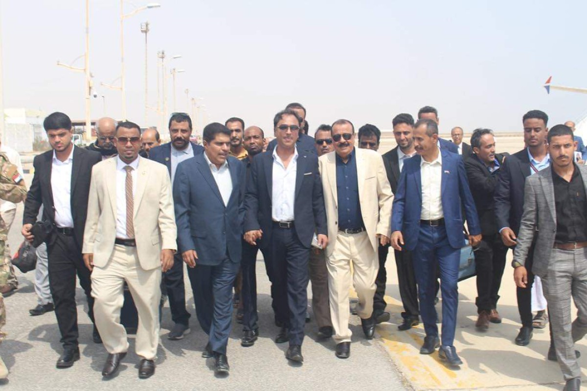 Major General Bin Brik arrives in Mukalla, accompanied by a number of transitional leaders