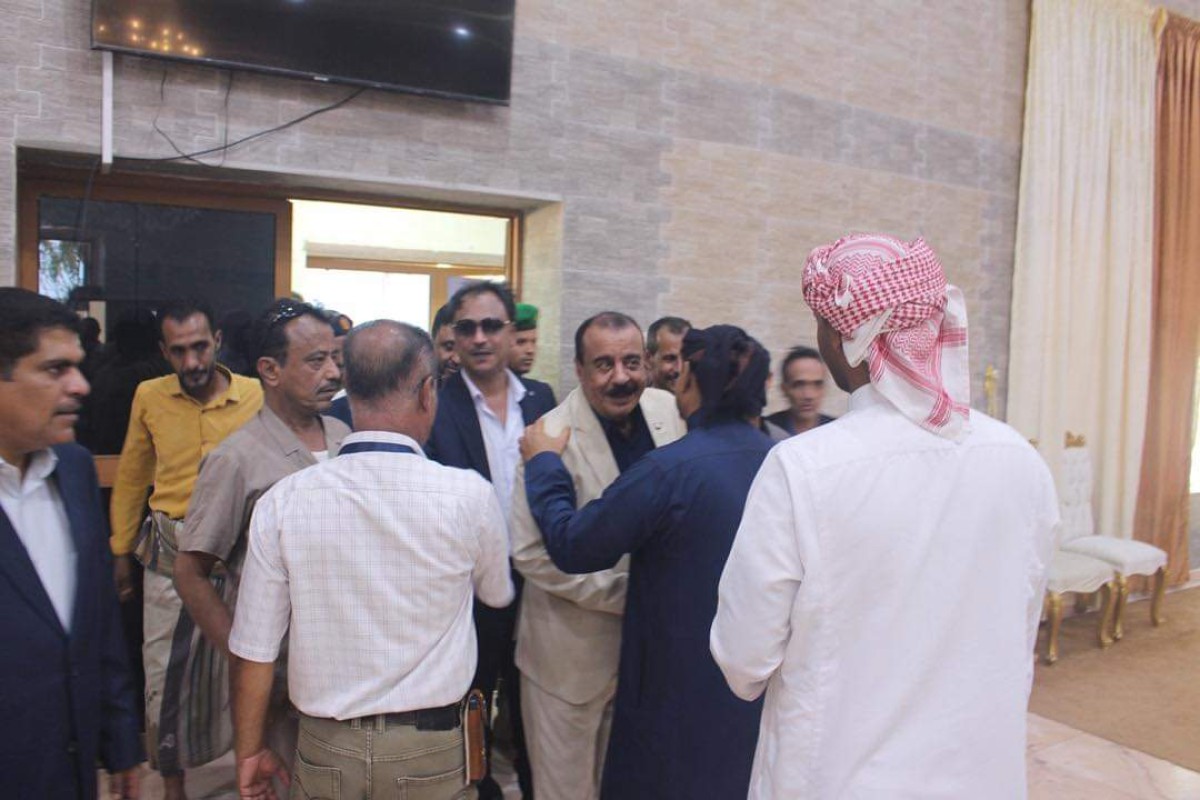 Major General Bin Brik arrives in Mukalla, accompanied by a number of transitional leaders