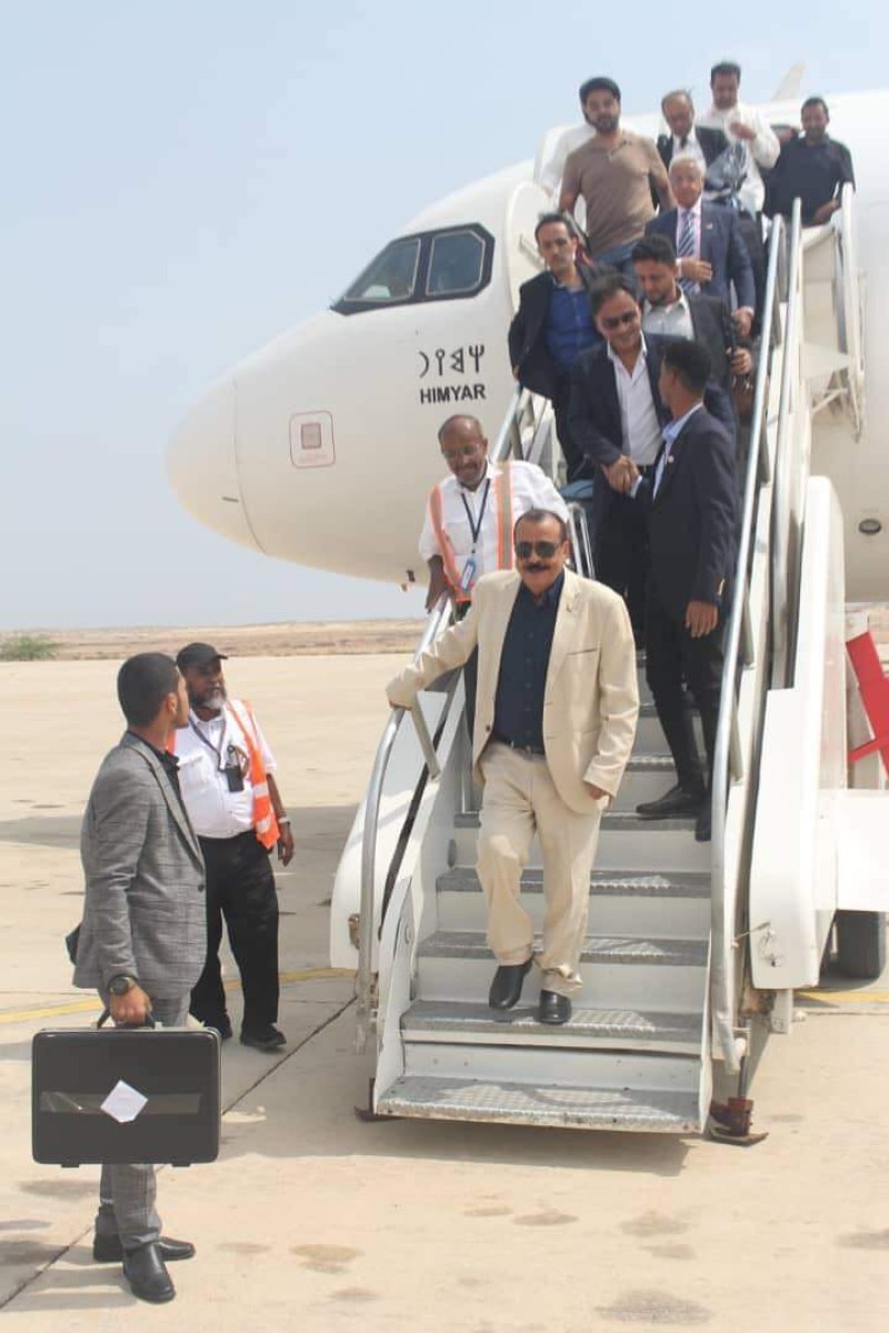 Major General Bin Brik arrives in Mukalla, accompanied by a number of transitional leaders