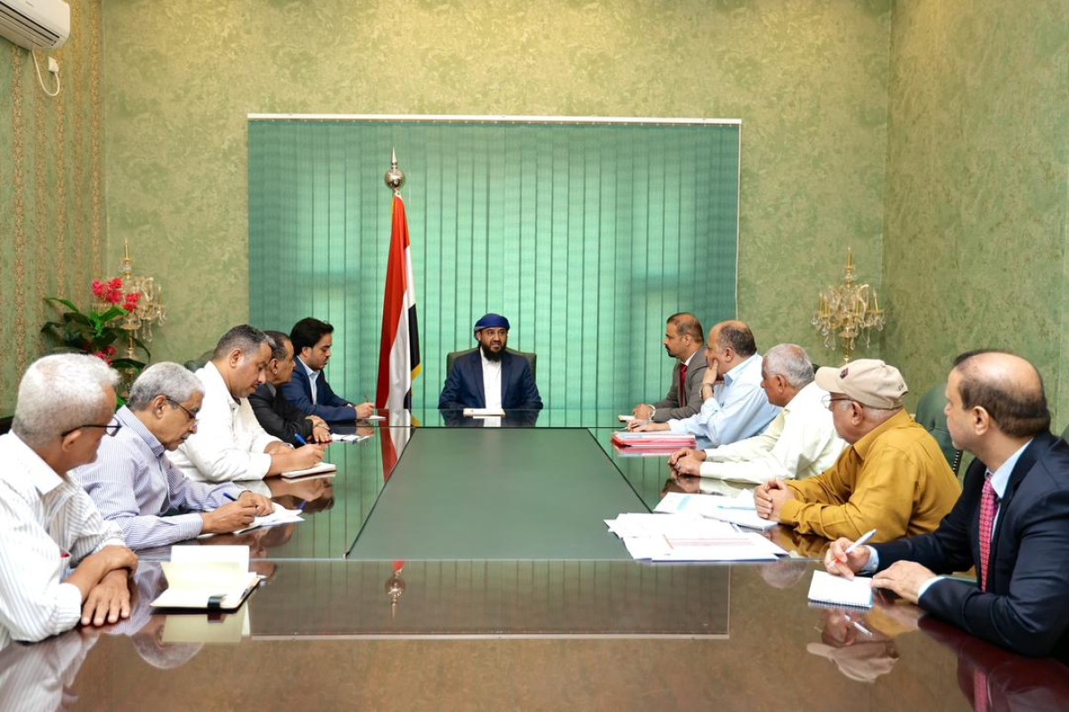 A meeting in Aden discusses converting generating stations from diesel to diesel to reduce costs