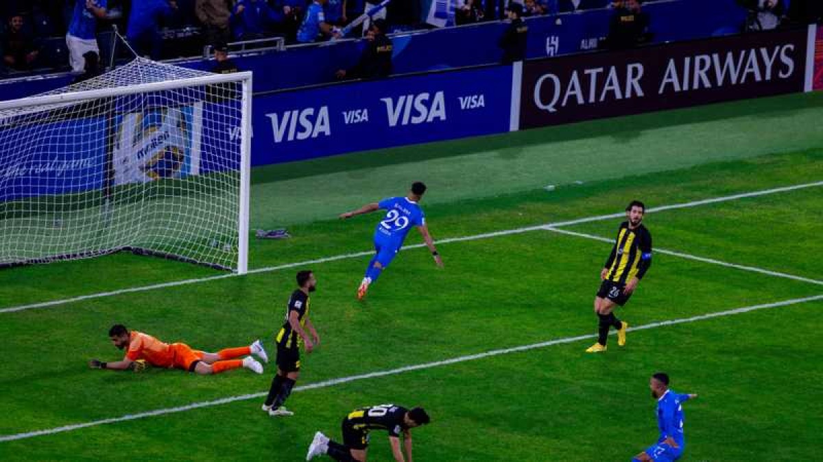 Saudi derby in Asia.. Al-Hilal defeats Al-Ittihad and approaches the gold square