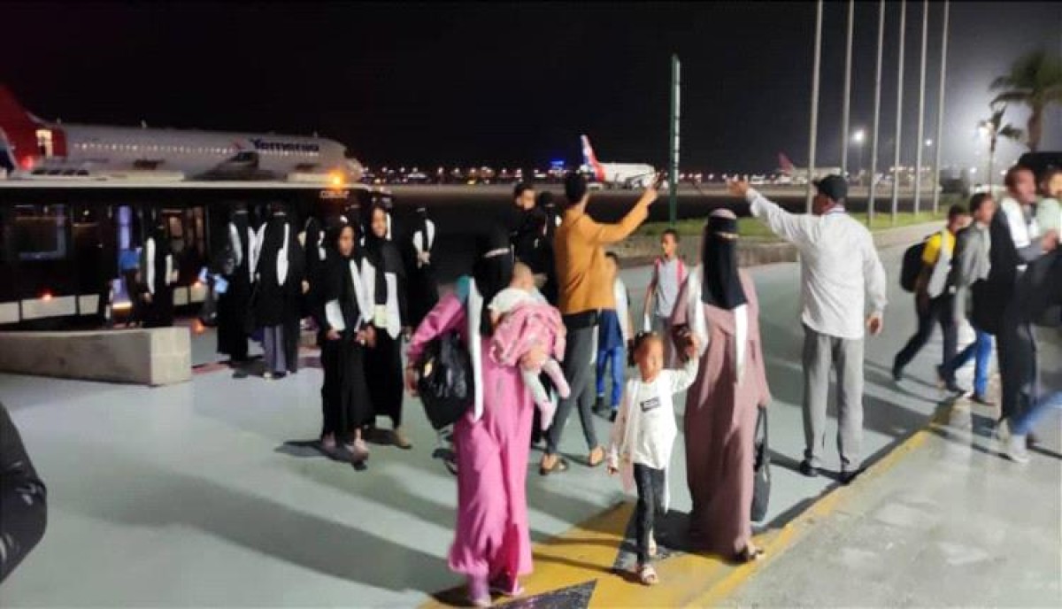 About 190 Yemenis stranded in Sudan arrive at Aden International Airport