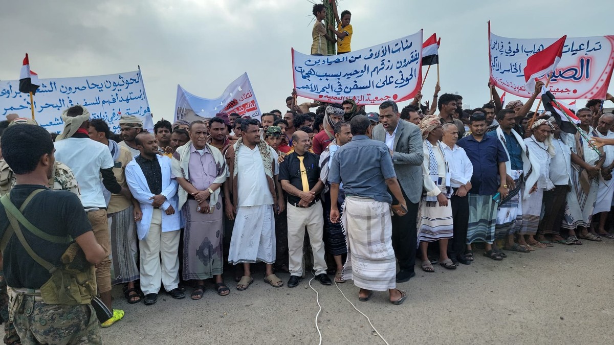 Hodeidah.. A demonstration denouncing the dangers of the sinking of the "Robimar" and demanding the prosecution of the Houthis and the ship's owners