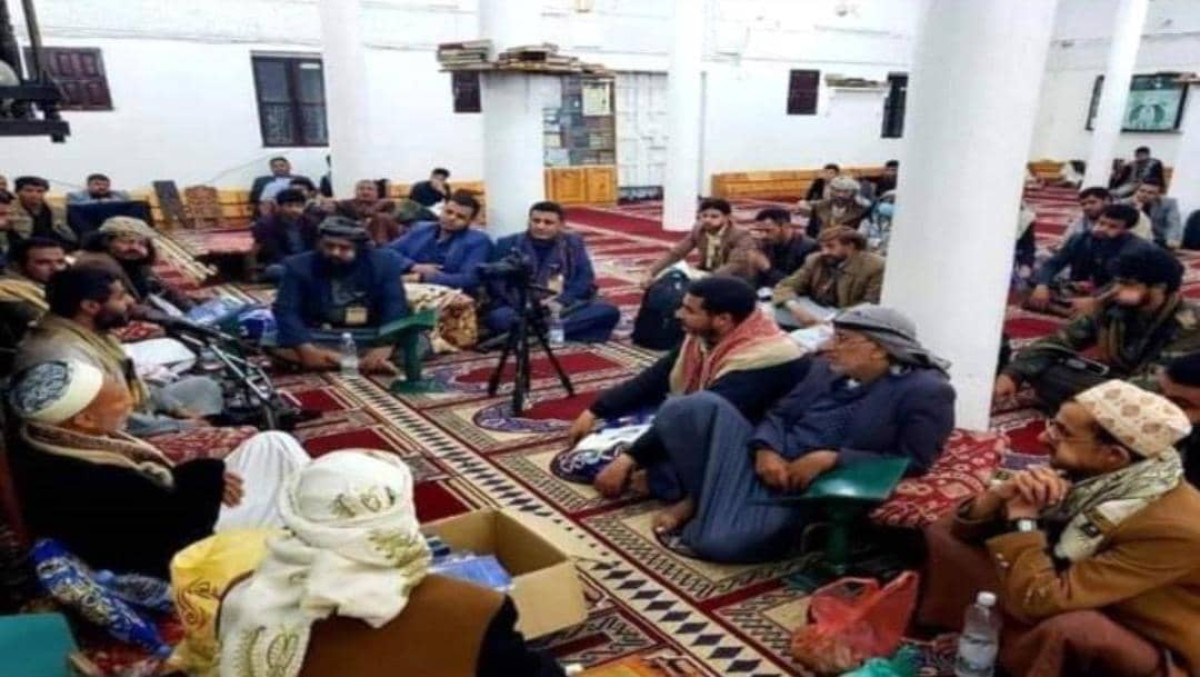 Citizens: The Houthis replace Tarawih prayers with chewing qat in Sanaa mosques