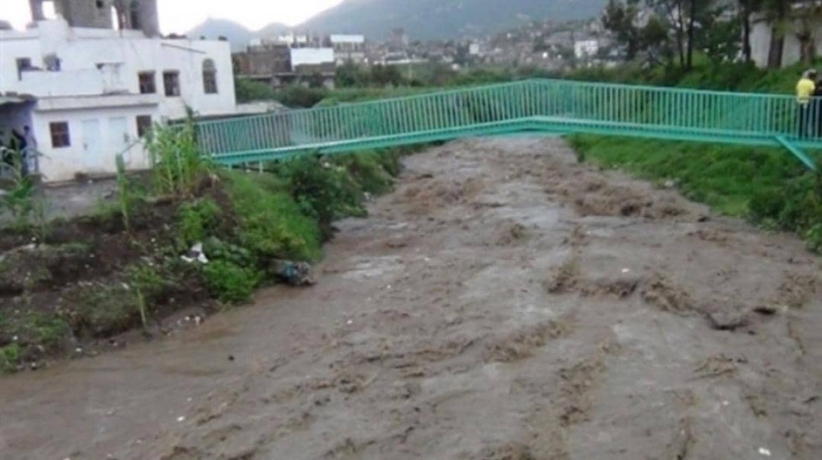 Ibb.. Floods sweep away three children, leaving the fate of the third unknown