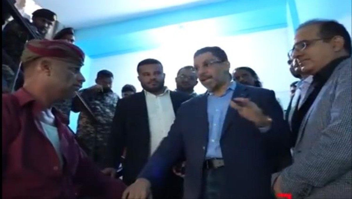 Complaining about the shortcomings of a government hospital in Aden.. A citizen shouts at the Prime Minister (video)