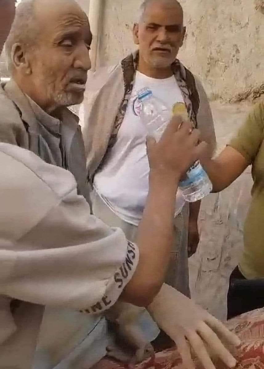 An elderly man survived the rubble of the house.. and died due to the loss of his family in the Houthi bombing in Radaa