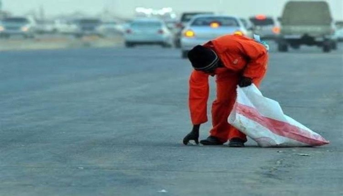 While she was fasting...a cleaning worker died while doing her work on a street in Ibb