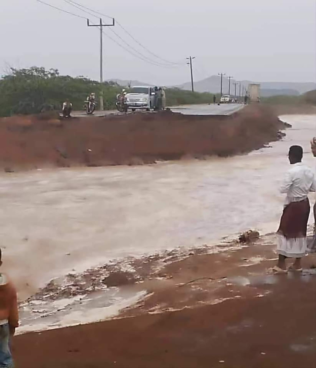 سيول وادي جلعة برضوم تتسبب بقطع الطريق الدولي عدن حضرموت