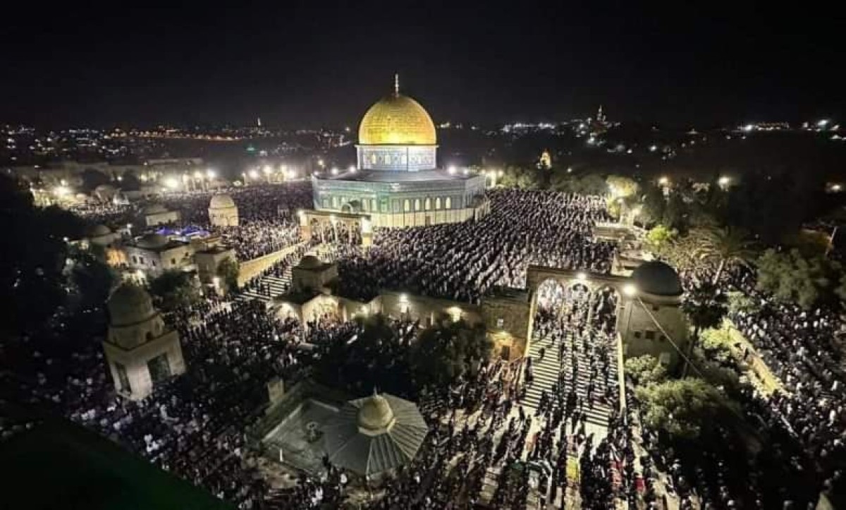 رغم القيود الإسرائيلية.. آلاف الفلسطينيين يحيون “#ليلة_القدر” في رحاب #المسجد_الأقصى