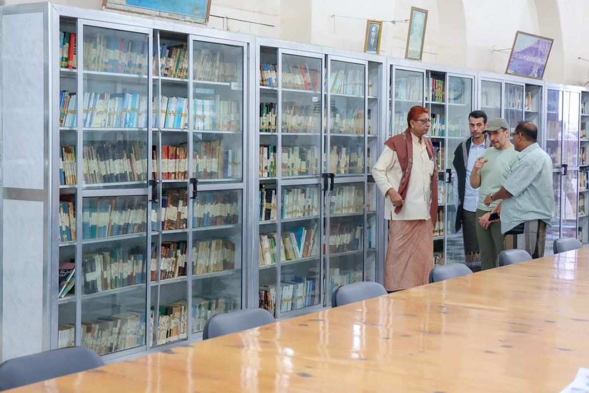 The Prime Minister inspects the Royal Library in Mukalla and emphasizes the development of its services