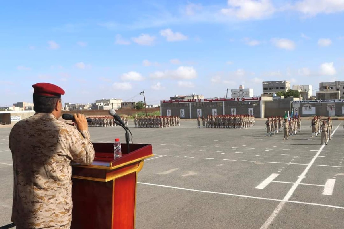 The Minister of Defense visits the Military College in Aden