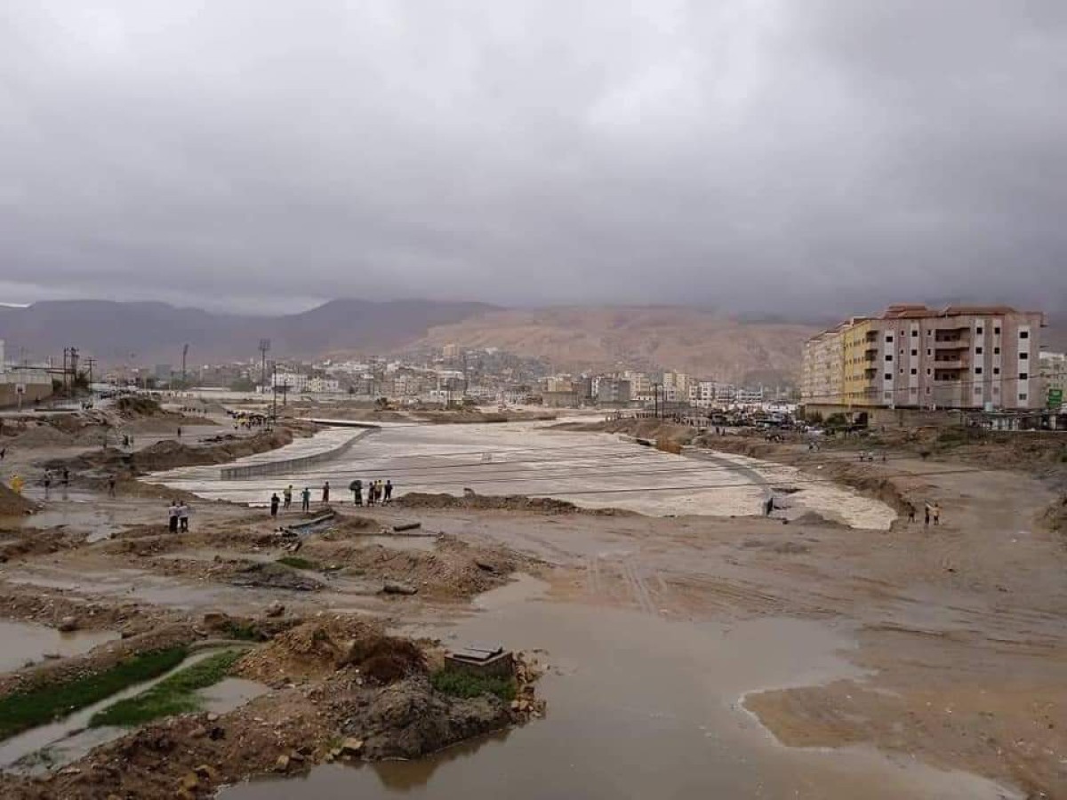 شركة مقاولات تقول أن المرحلة الثانية لخور المكلا استوعبت السيول الجارفة بانسيابية إلى البحر