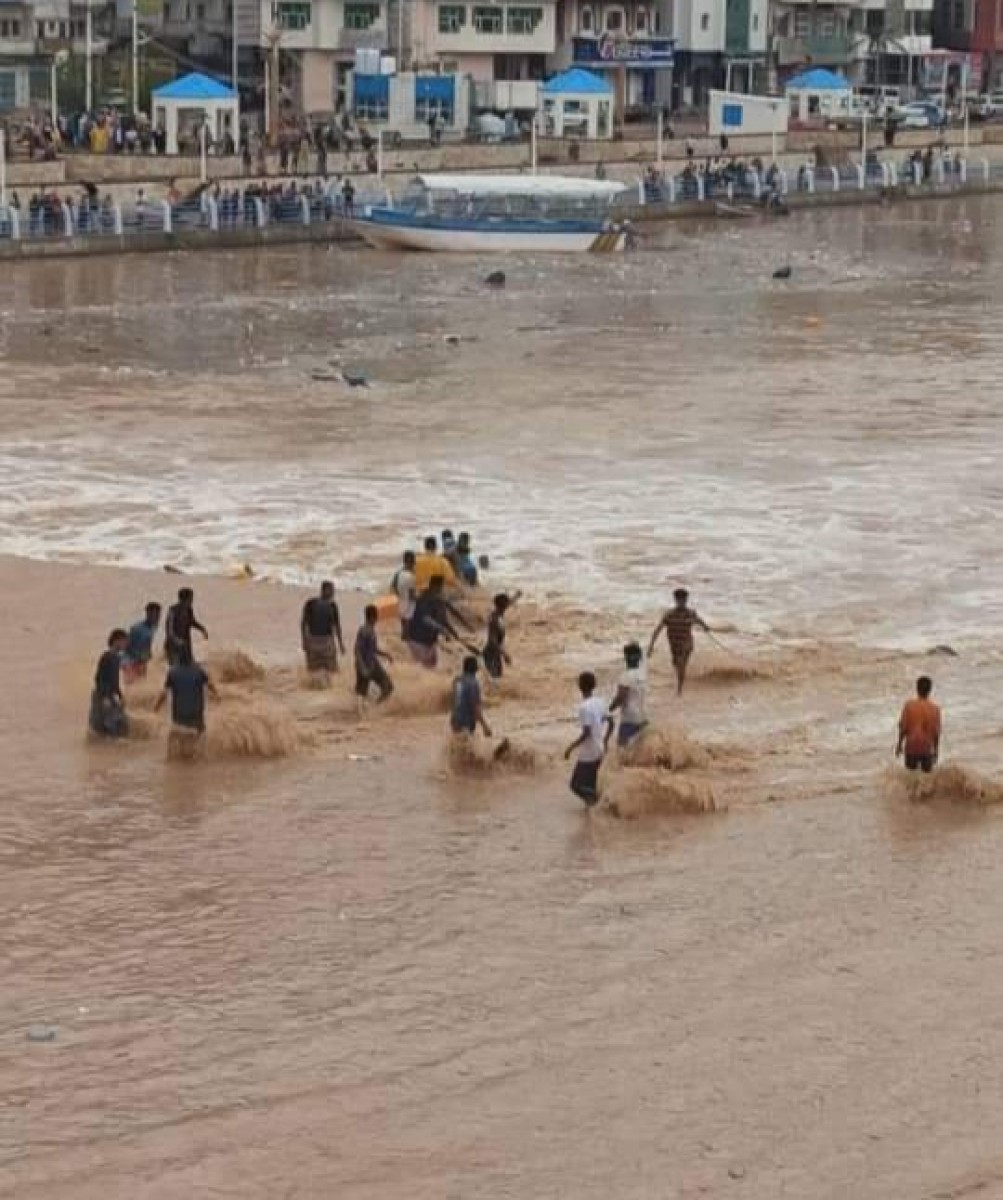 Hadhramaut security announces the death of a young man by drowning as a result of the depression in Mukalla