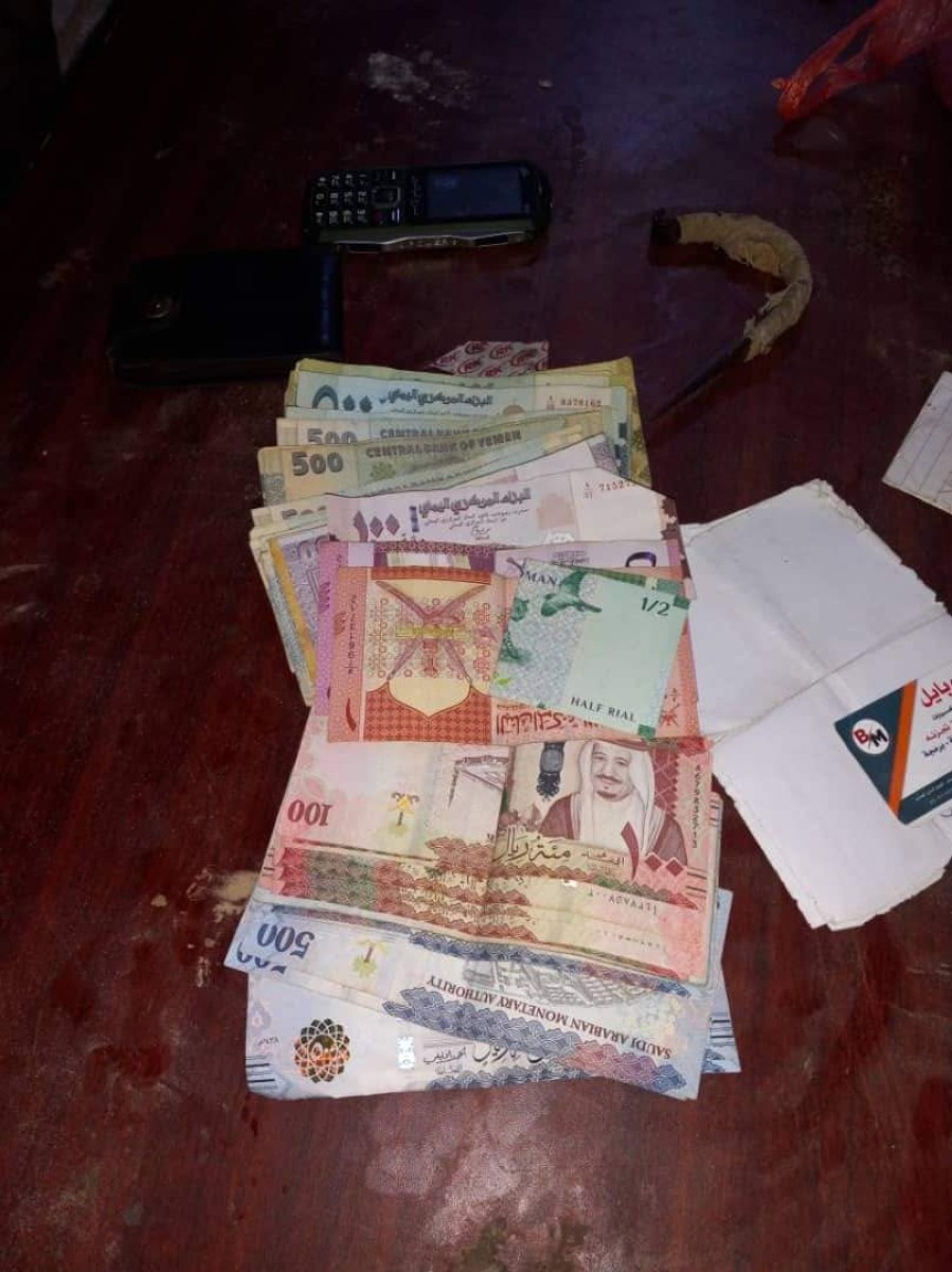 Al-Mahra.. Shipping police arrested a suspect accused of stealing large sums of money