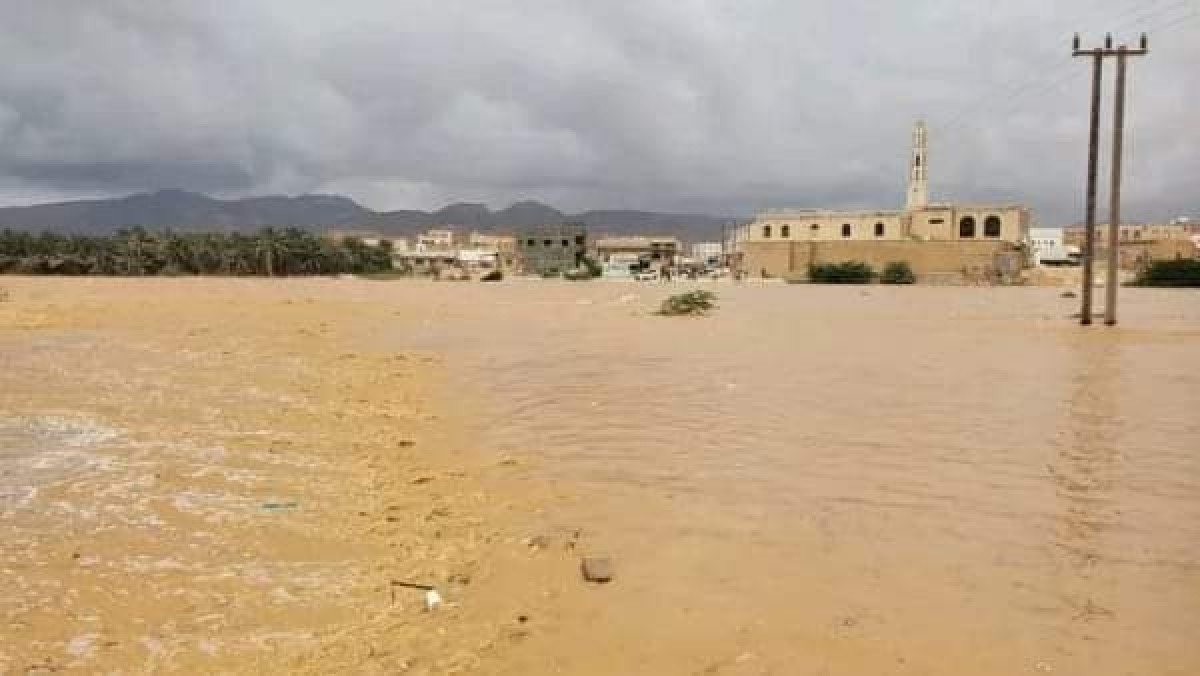 إنقاذ مواطن عالق بالسيول بالمهرة ووقف حركة العبور بعقبة سائلة العبري